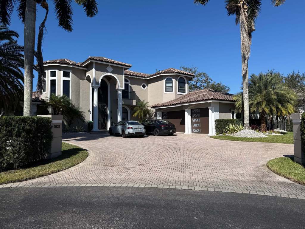 Energy-efficient insulated garage door on South Florida home