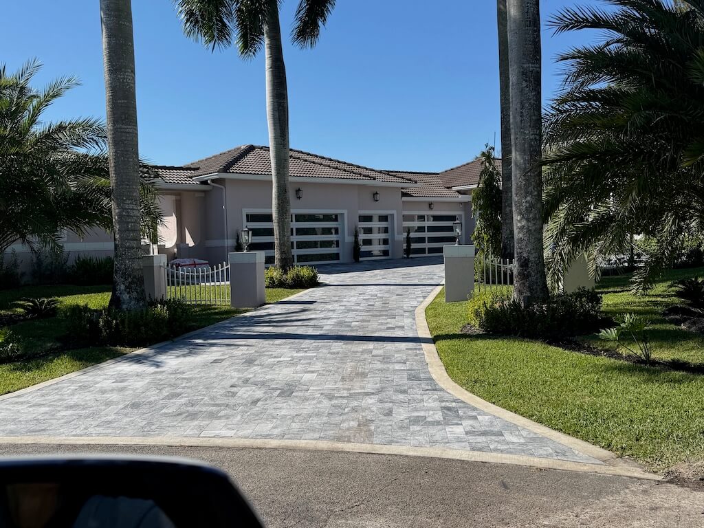 Well-maintained garage door on South Florida home